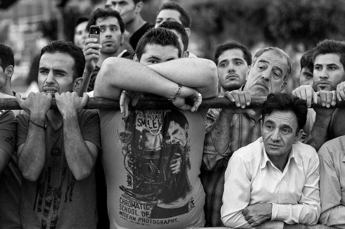 ФОТОРЕПОРТАЖ"Приводят детей, чтобы посмотреть": как в Иране собираются толпы зрителей на смертные казни (фото)