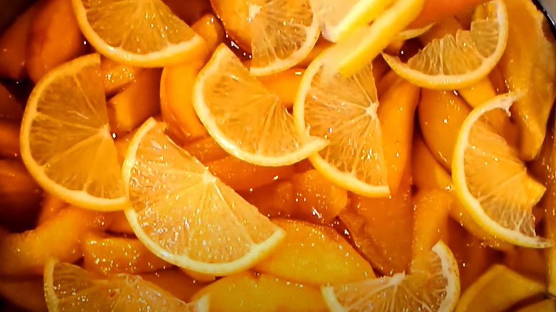 Дольки лимона выложены на варенье из айвы Дольки лимона выложены на варенье из айвы