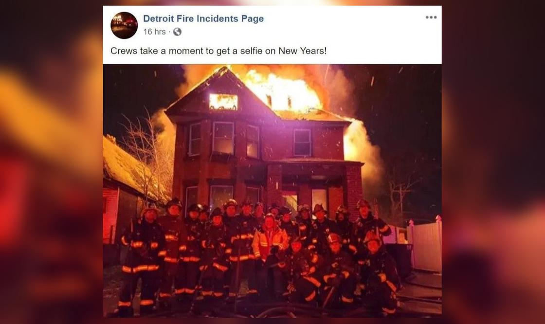 Пожарных раскритиковали за групповой снимок у горящего дома