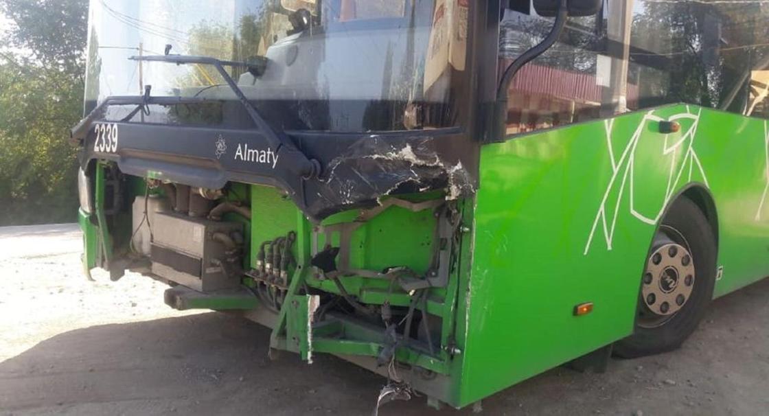 Трое пострадало: внедорожник столкнулся лоб в лоб с пассажирским автобусом в Алматы (фото)