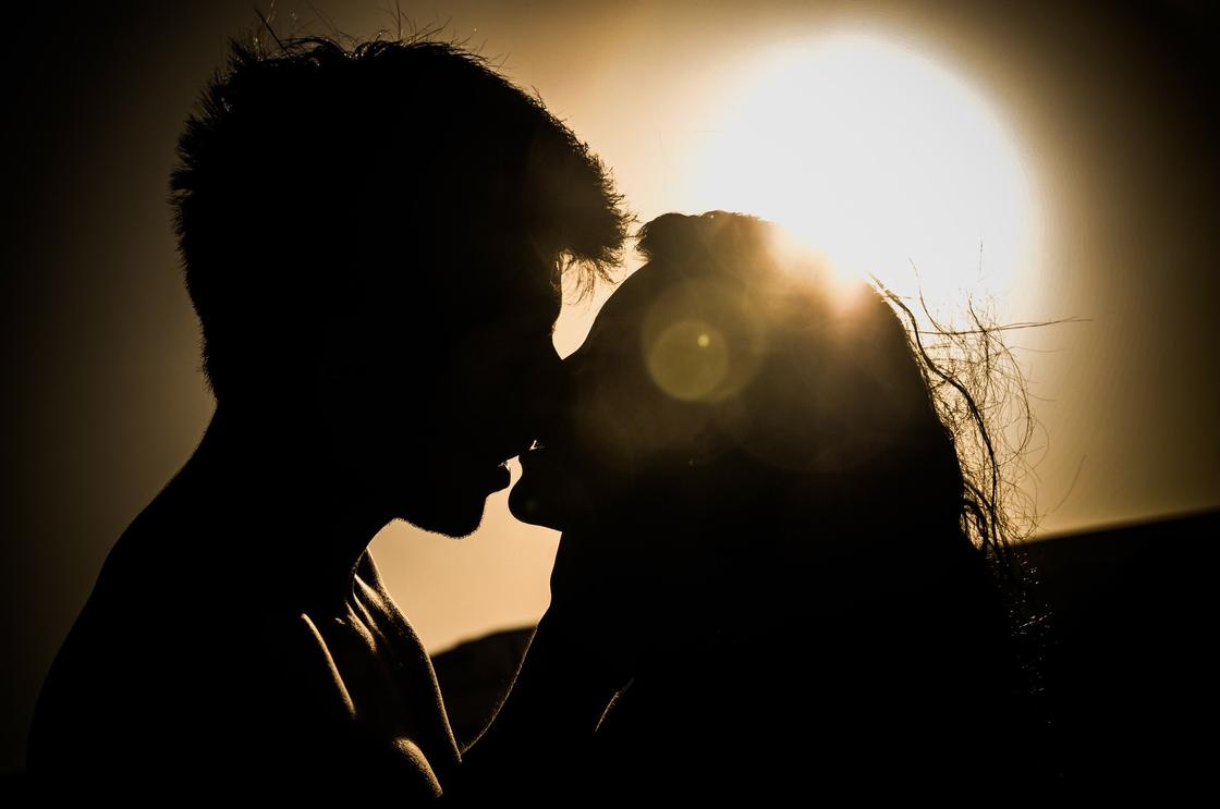 Мужчина и женщина целуются