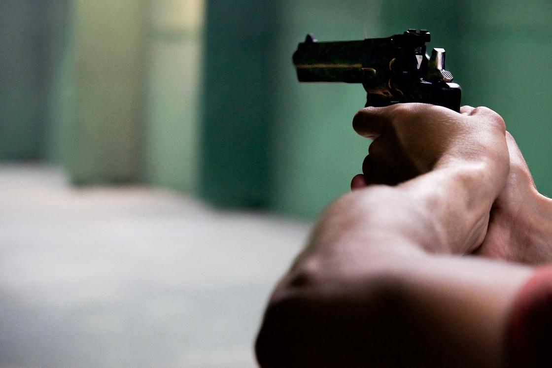 Полицейский применил оружие при задержании пьяного дебошира в Кокшетау