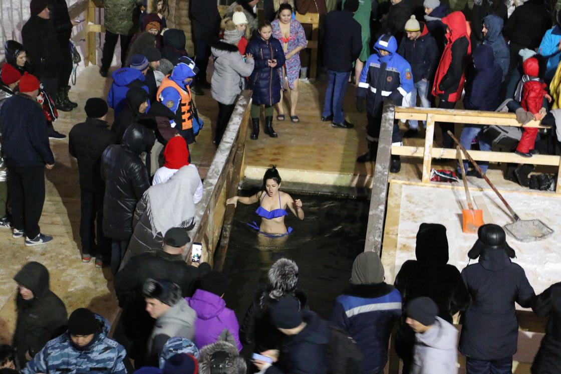 Крещение құтты болсын: астанчане стояли в очередях, чтобы нырнуть в прорубь (фото)