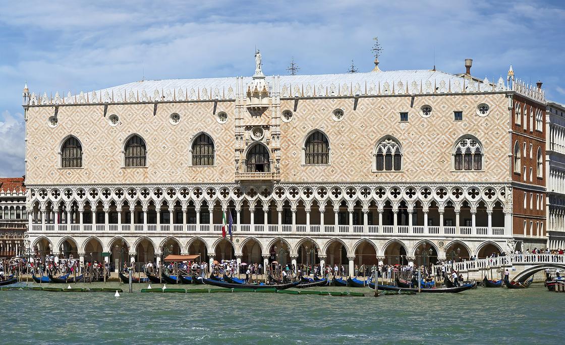 Вид с воды на венецианский Дворец дожей