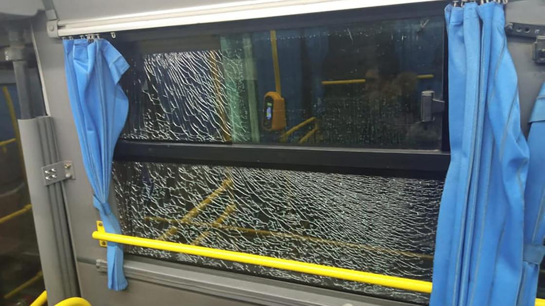 Разбитые окна в автобусе