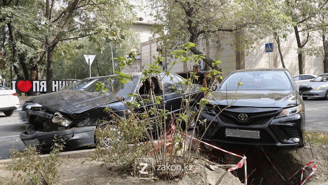 Поврежденный автомобиль на месте аварии в Алматы