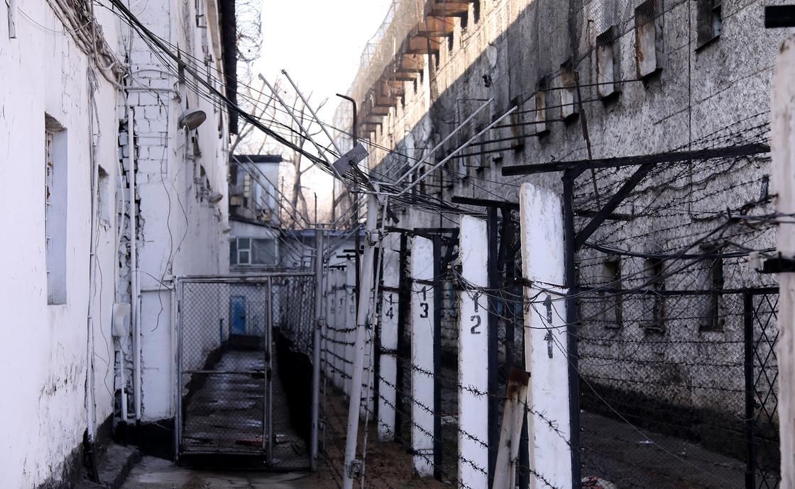 Экс-сотрудникам колонии смягчили приговор по пыткам в Павлодарской области
