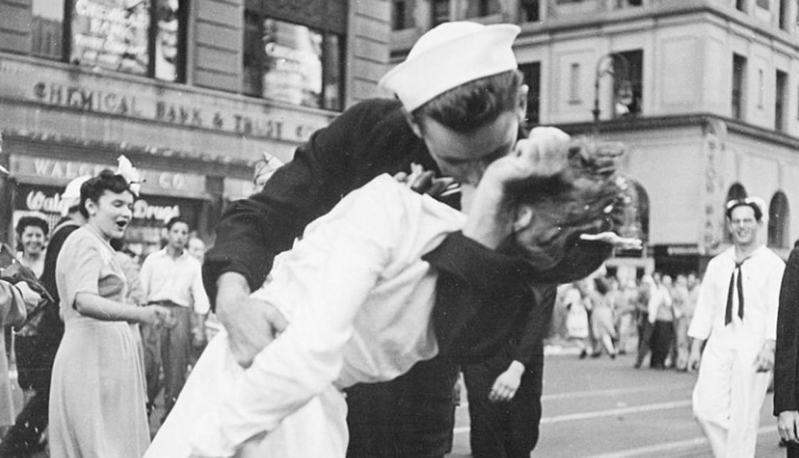 Умер матрос с легендарного фото «Поцелуй на Таймс-Сквер»