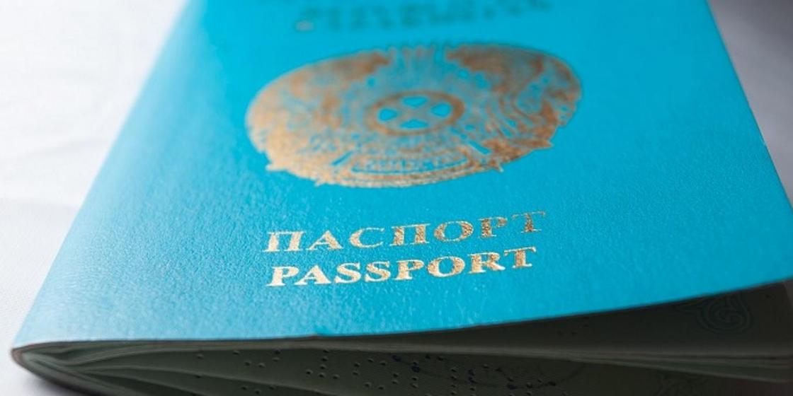 Можно ли казахстанцам вклеивать фото детей в паспорта, объяснили в МВД