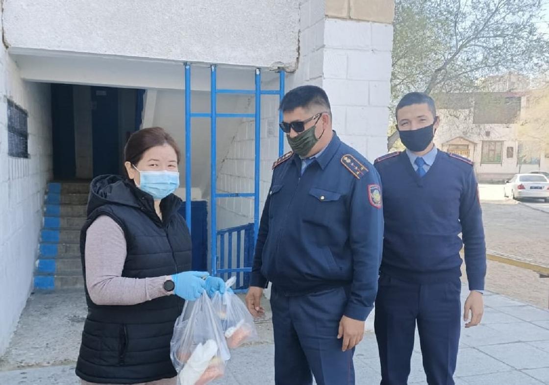 Волонтеры клуба добряков Актау организовали горячее питание для стражей порядка на посту