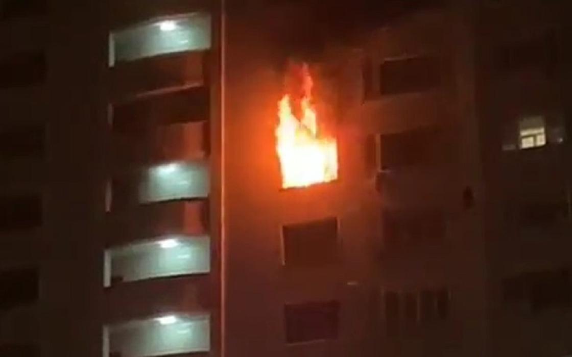 Пожар вспыхнул ночью в одном из ЖК в Алматы (видео)