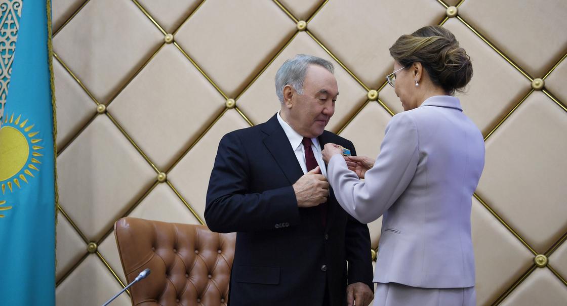 Дарига Назарбаева вручила Елбасы знак почетного сенатора (фото)