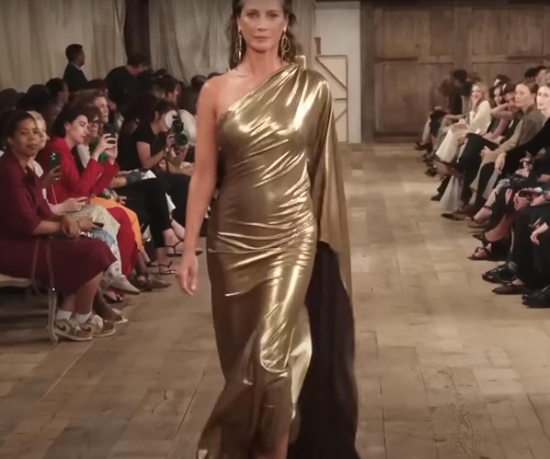 Девушка демонстриует золотистое платье Ralph Lauren