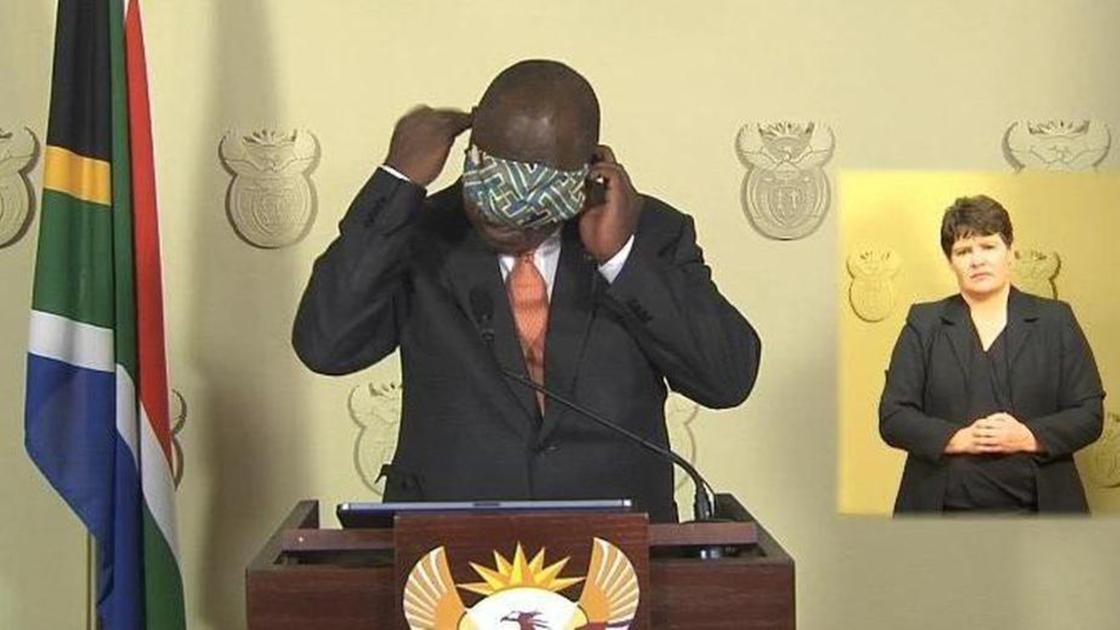 Президент ЮАР едва смог надеть маску в прямом эфире