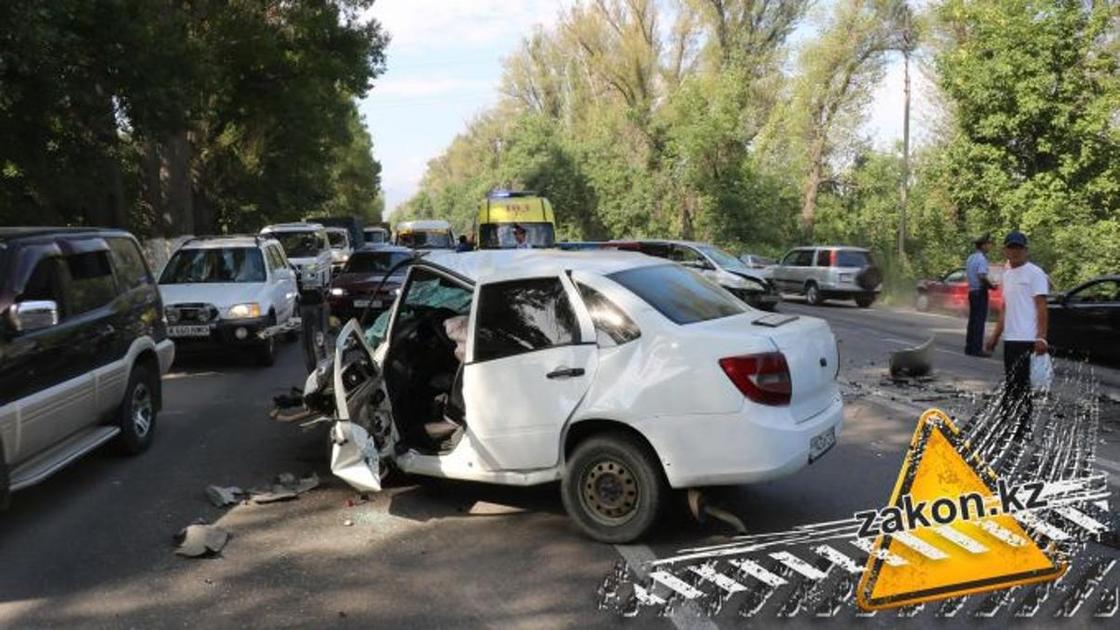Четыре человека пострадало в массовом ДТП в Алматинской области (фото)