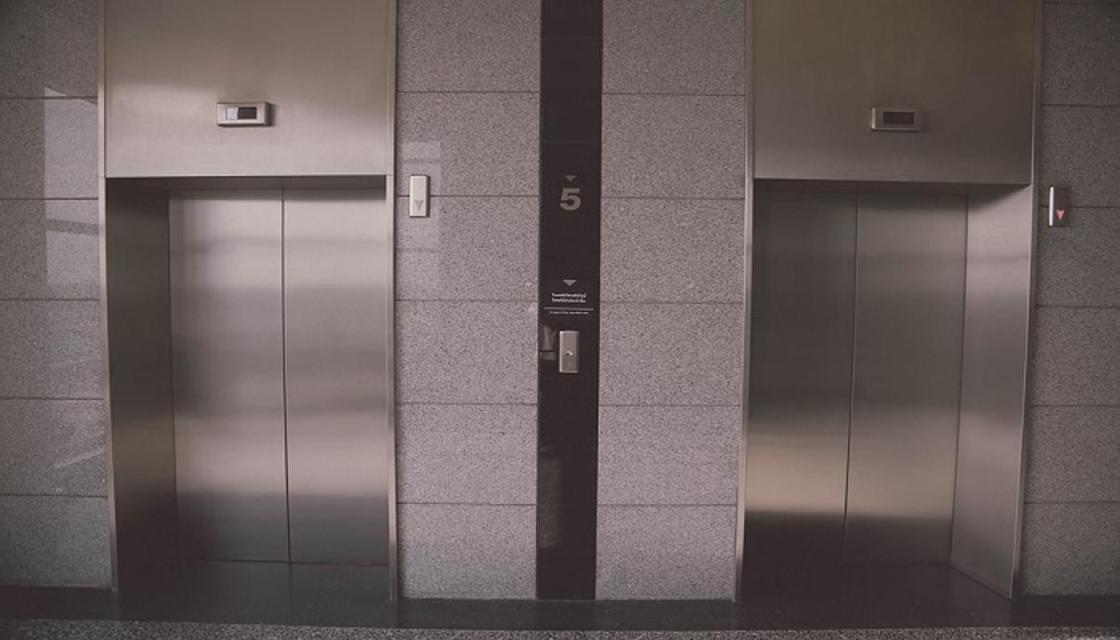 Мужчина из Канады упал с 9 этажа в сорвавшемся лифте и выжил