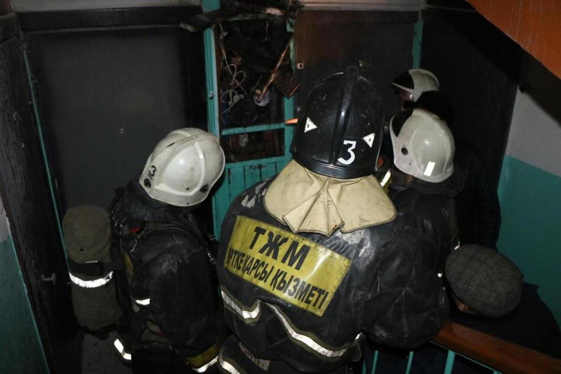 Реальный фильм-катастрофа: как пожарные спасали семью с балкона в Петропавловске (фото, видео)