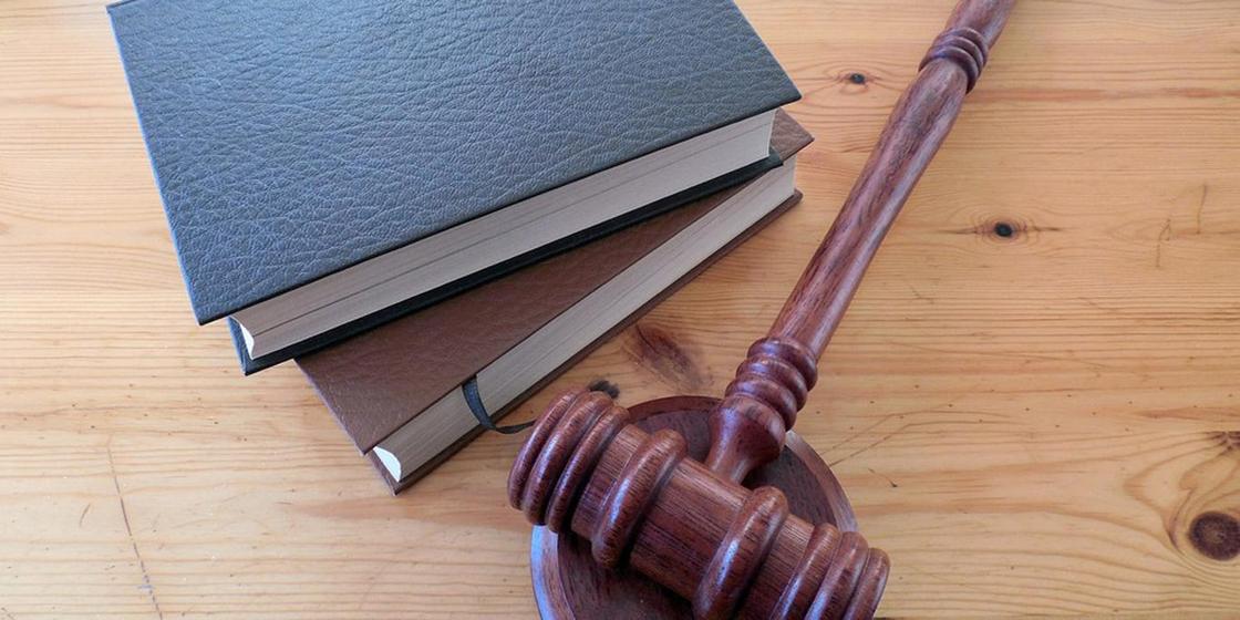 Судья заявила самоотвод из-за родственных связей с адвокатом обвиняемого в Павлодаре