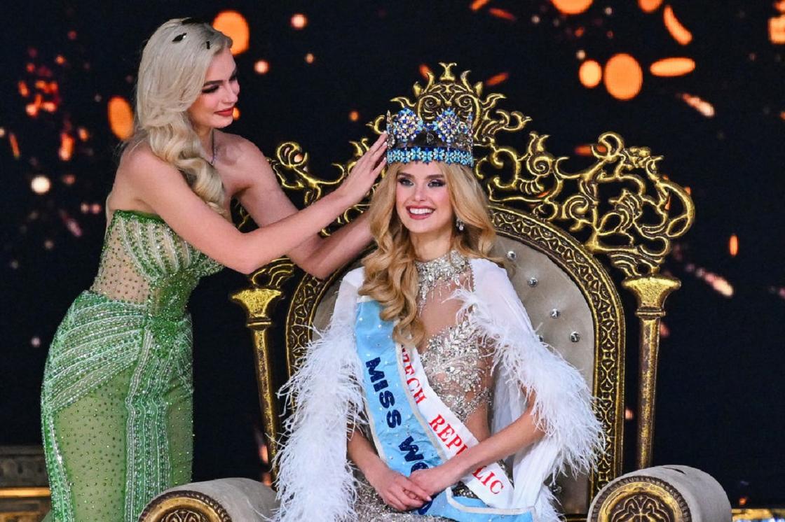 Кристина Пышкова и Каролина Белявска на конкурсе "Мисс Мира"