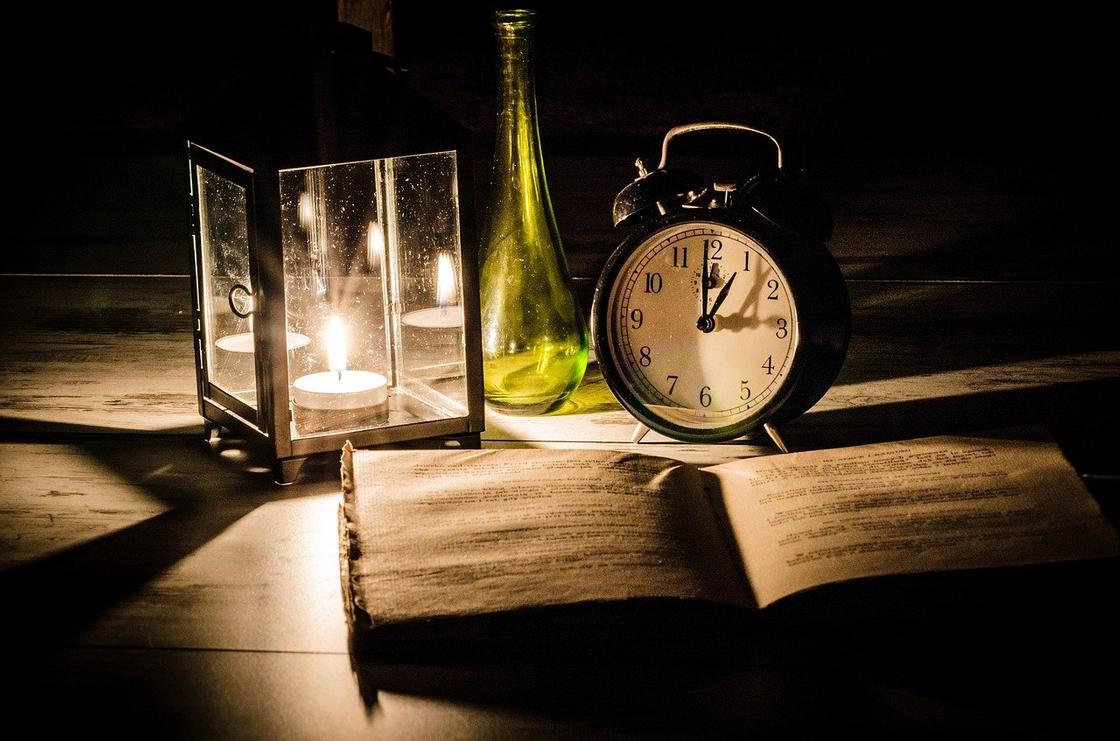 На столе книга, часы, свеча На столе книга, часы, свеча
