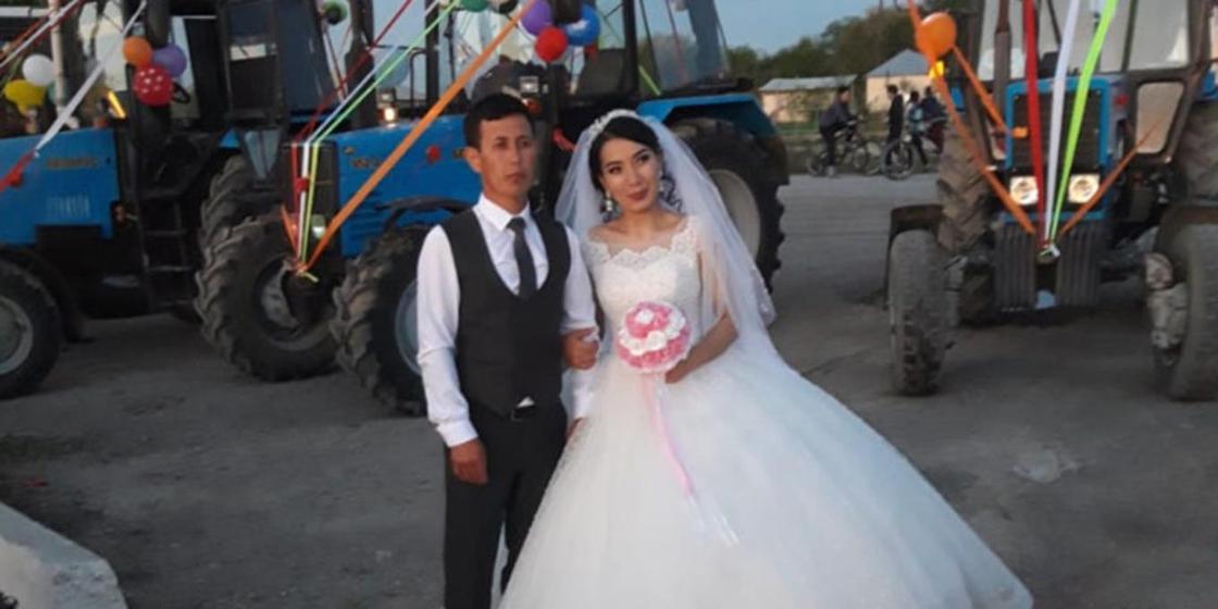 "Кортеж из тракторов": в Туркестанской области жених сделал сюрприз для своей невесты