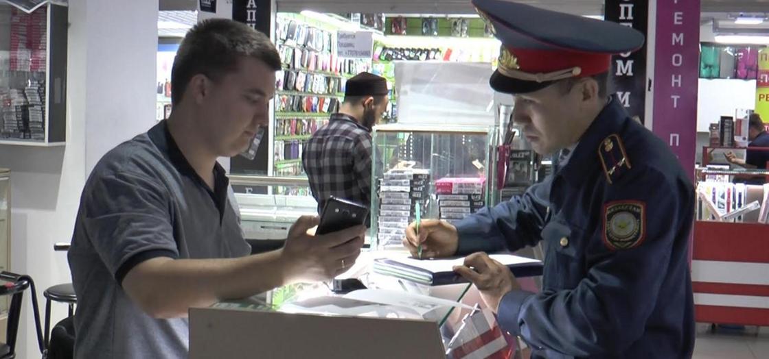 Алматинские полицейские искали ворованные мобильники в крупном ТЦ (фото)