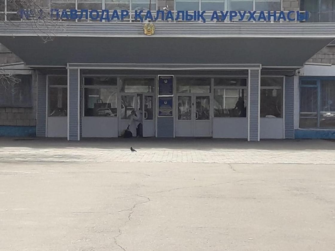 Закрыли на карантин больницу и дома: что творится после смерти мужчины в Павлодаре