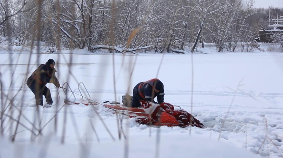 Спасатели вызволяют Деда Мороза из холодной воды