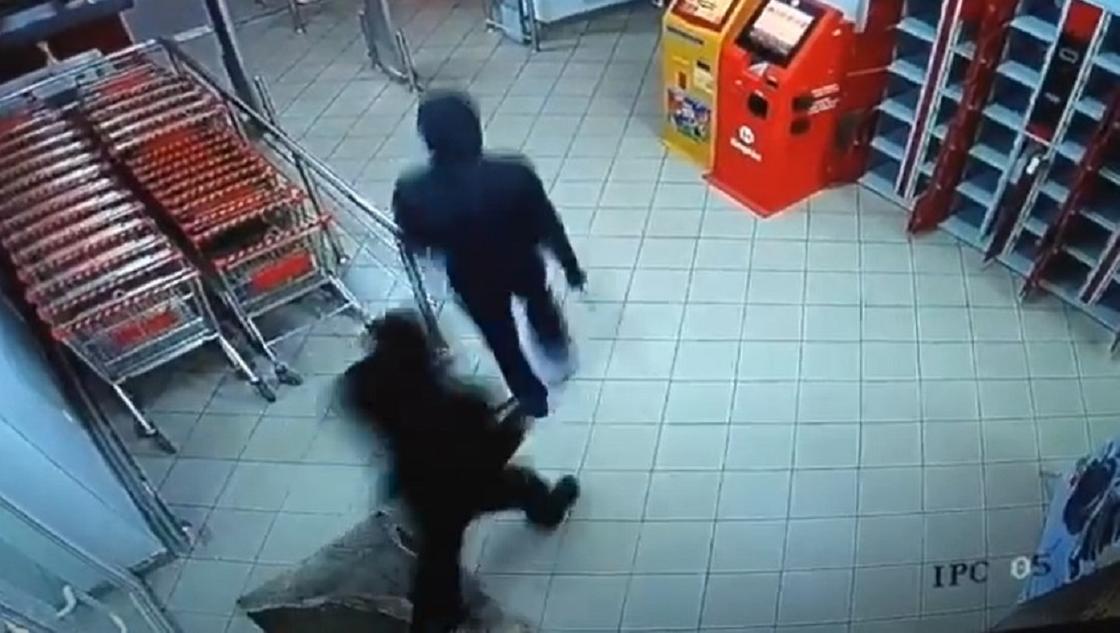 С монтировкой и в масках: мужчина и женщина обнесли супермаркет за 30 секунд в Караганде