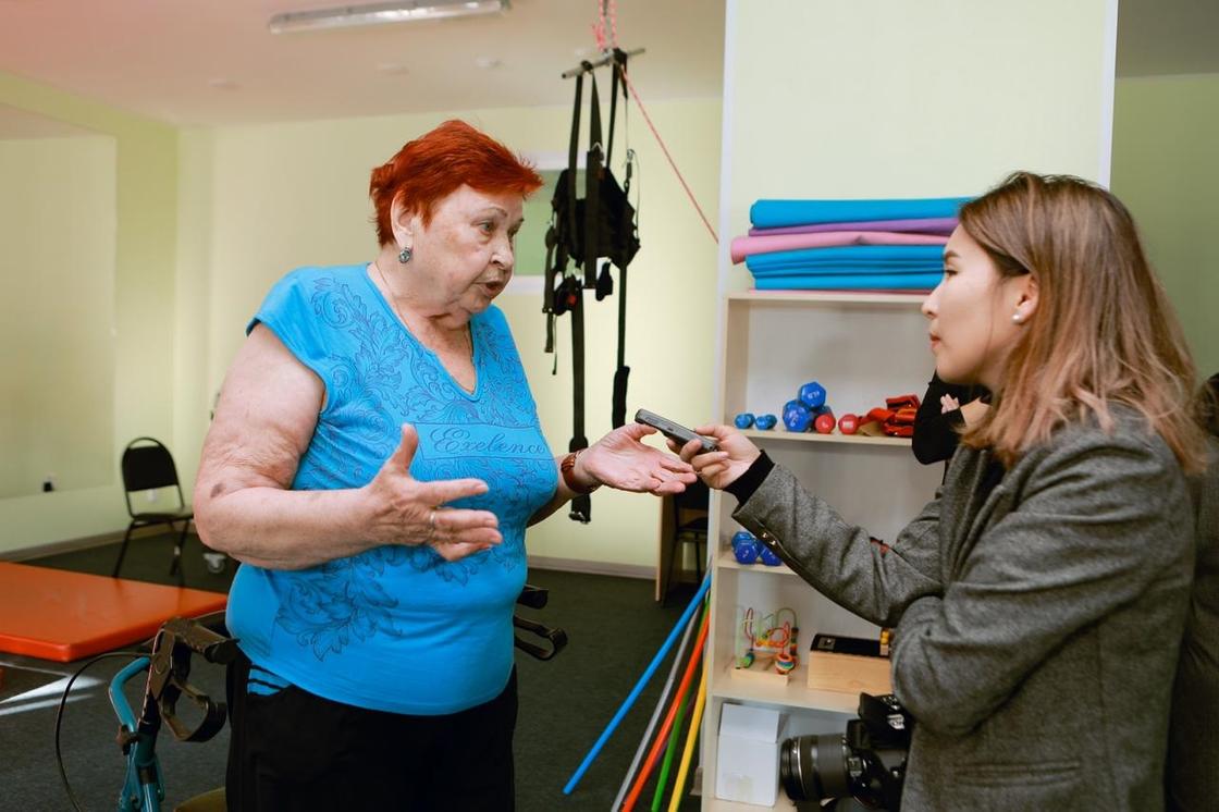 Пенсионерка из Караганды прошла бесплатную реабилитацию за счет ОСМС и встала на ноги