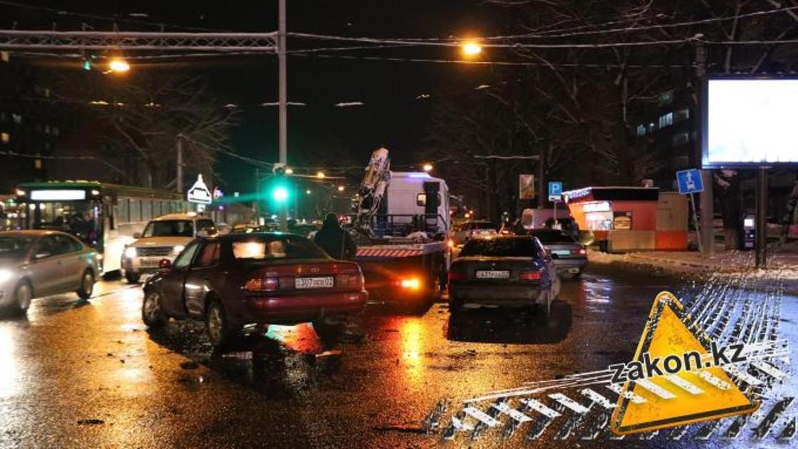 Водитель BMW потерял сознание и устроил массовое ДТП в Алматы (фото, видео) Водитель BMW потерял сознание и устроил массовое ДТП в Алматы (фото, видео)