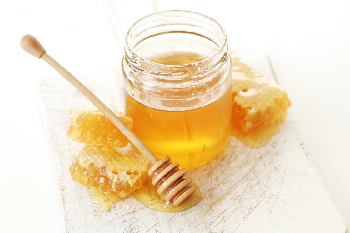 Натуральный жидкий мед в банке и соты