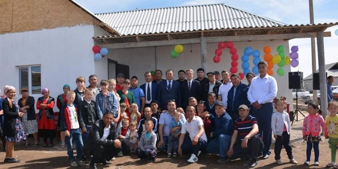 В Туркестане на 20-летней встрече выпускники подарили дом многодетной однокласснице