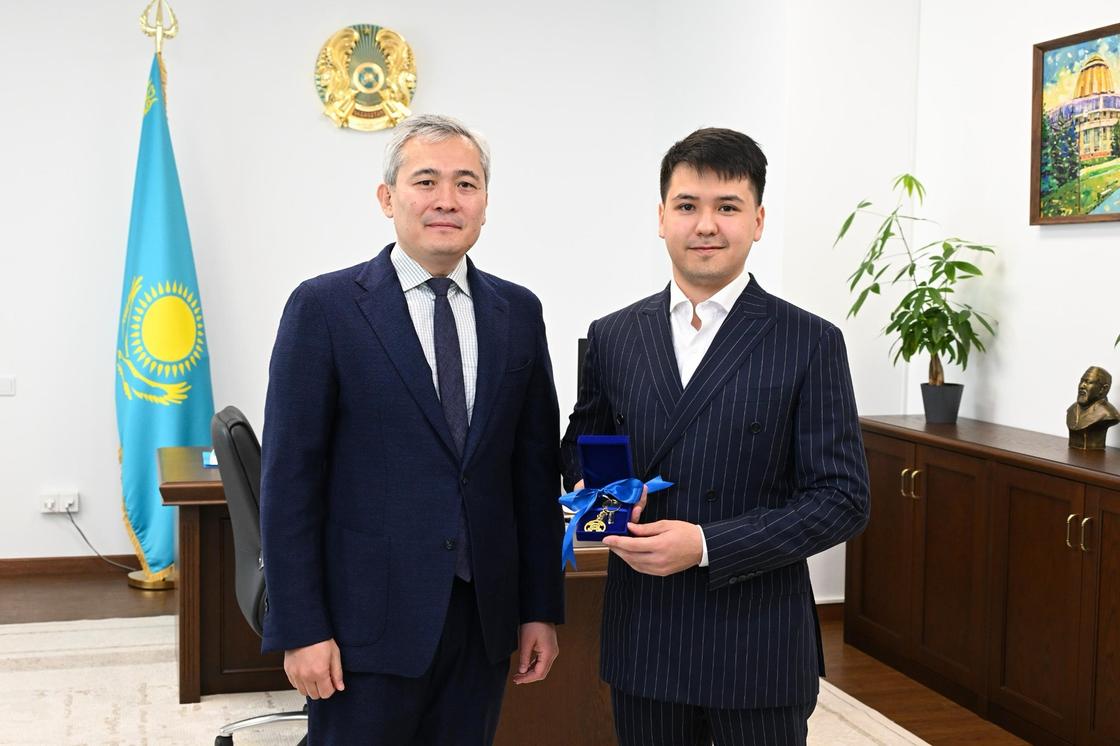 Жаңа пәтердің кілтін алған Ислам Сәтбаев Жаңа пәтердің кілтін алған Ислам Сәтбаев