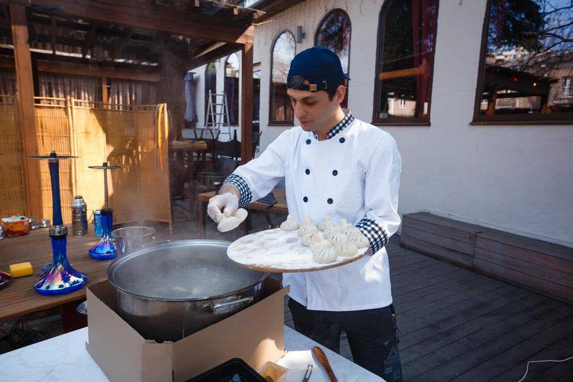 Горы плова и баурсаков: как грузинский ресторан накормил алматинцев в Наурыз