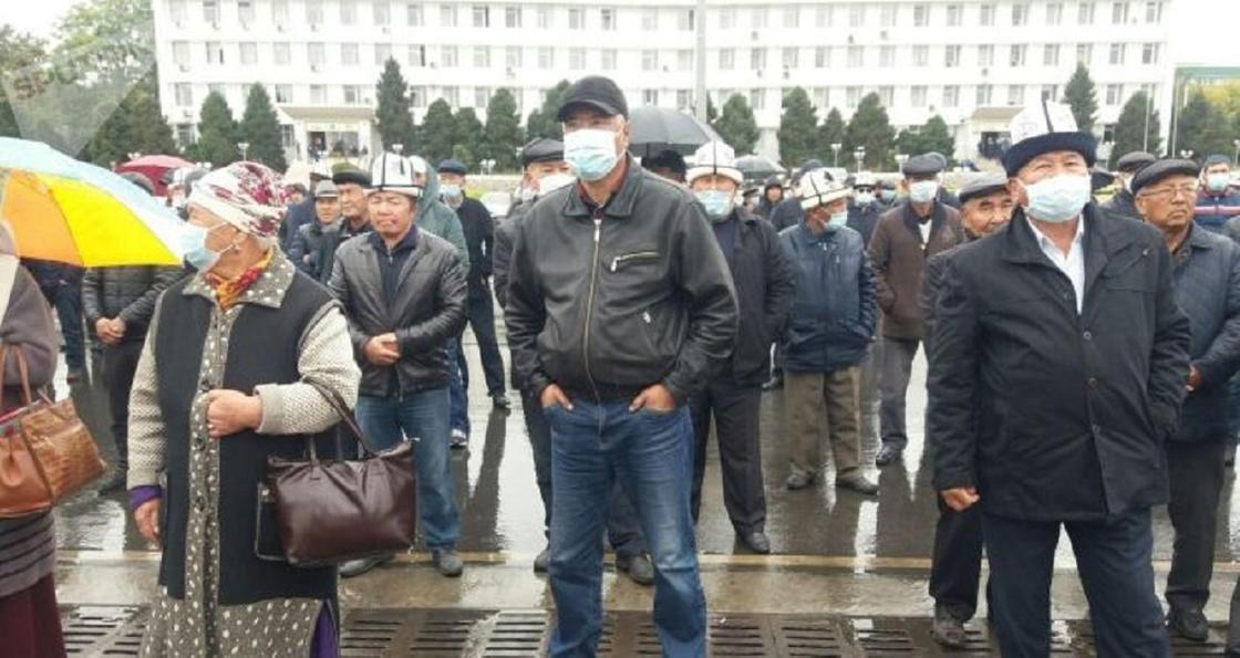 Сторонники Жээнбекова собрались на площади в Оше