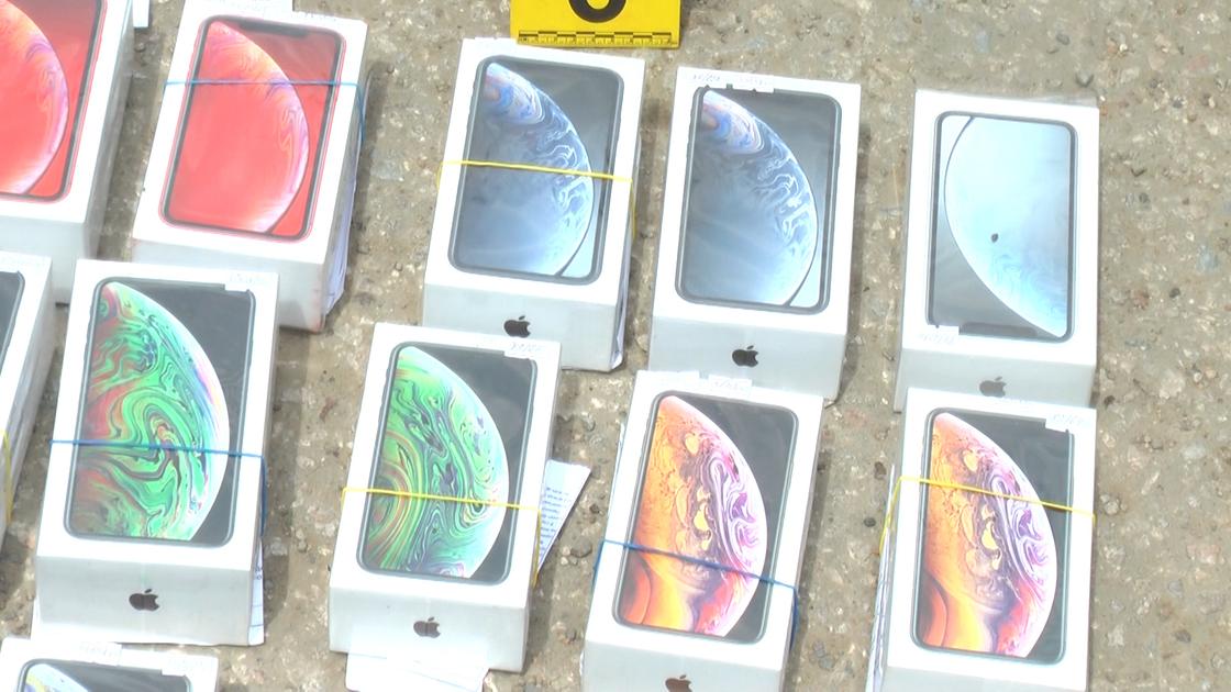 Вооруженные налетчики украли 43 iPhone из магазина в Актобе (фото)