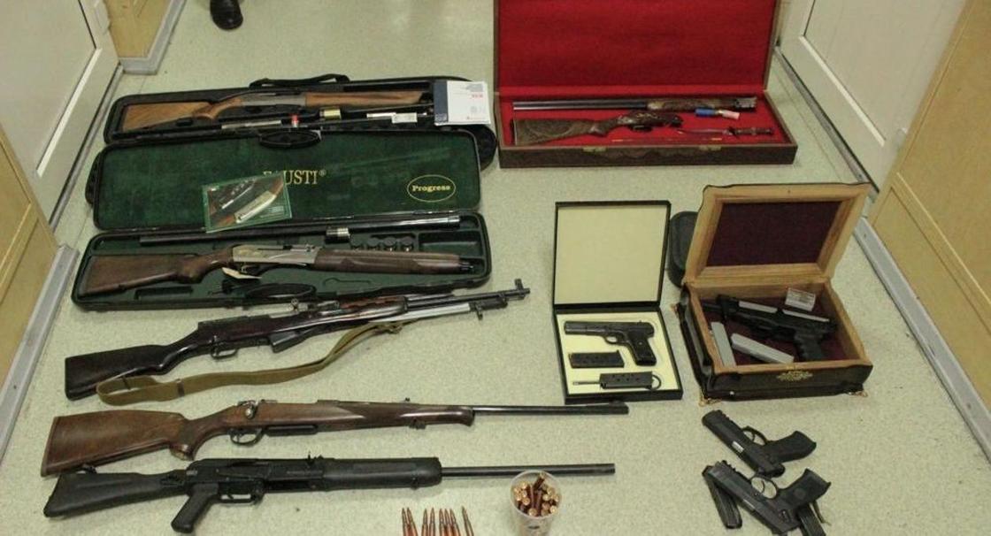 Винтовки, ружья и пистолеты: какой арсенал оружия нашли в доме Атамбаева
