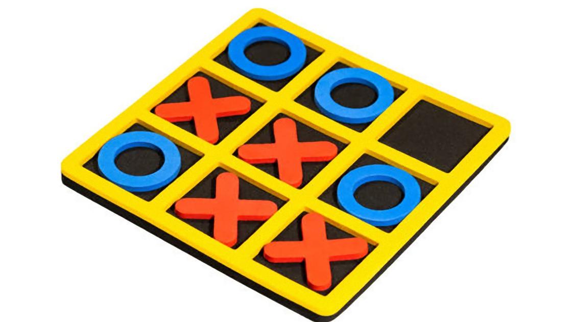 Крестики красного цвета и нолики синего цвета на черном игровом поле с желтыми квадратами
