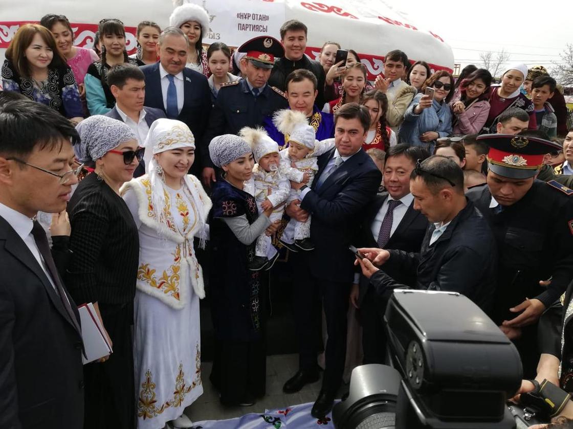 Абдрахимов вместе с шымкентцами выкрикнул троекратно "Нурсултан-Казахстан" на Наурызе