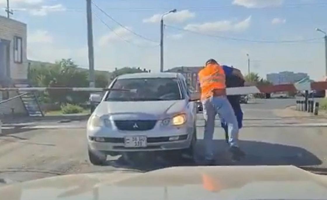 Потасовку водителя авто и работника ж/д путей сняли на видео в Уральске