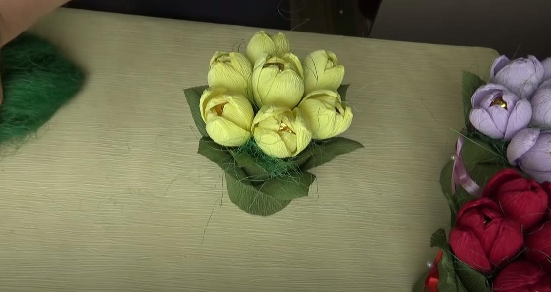 Букет из конфет и гофрированной бумаги Букет из конфет и гофрированной бумаги