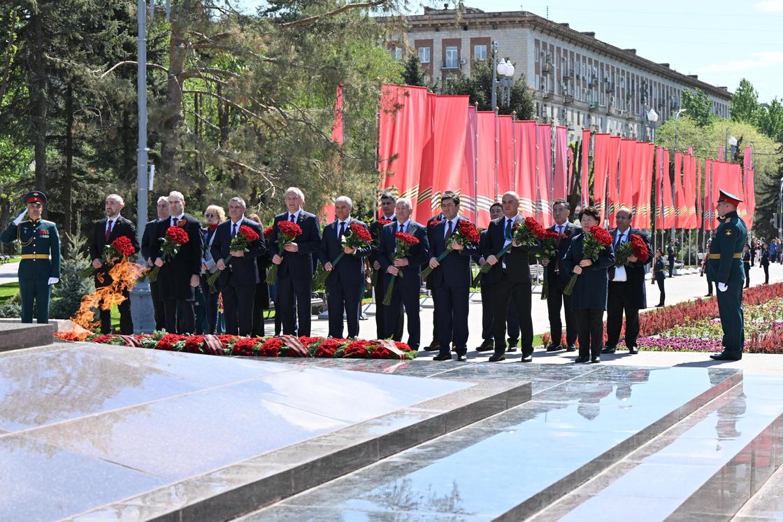 Возложение цветов Возложение цветов