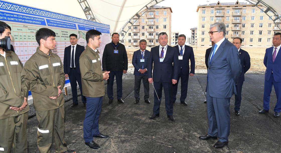Токаев ознакомился с ходом строительства 26 домов по программе «Нұрлы жер» в Туркестане
