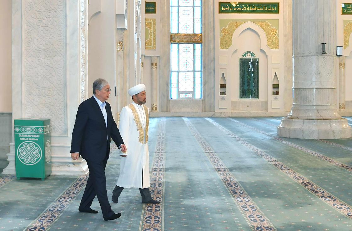 Токаев посетил мечеть "Хазрет Султан" (фото)