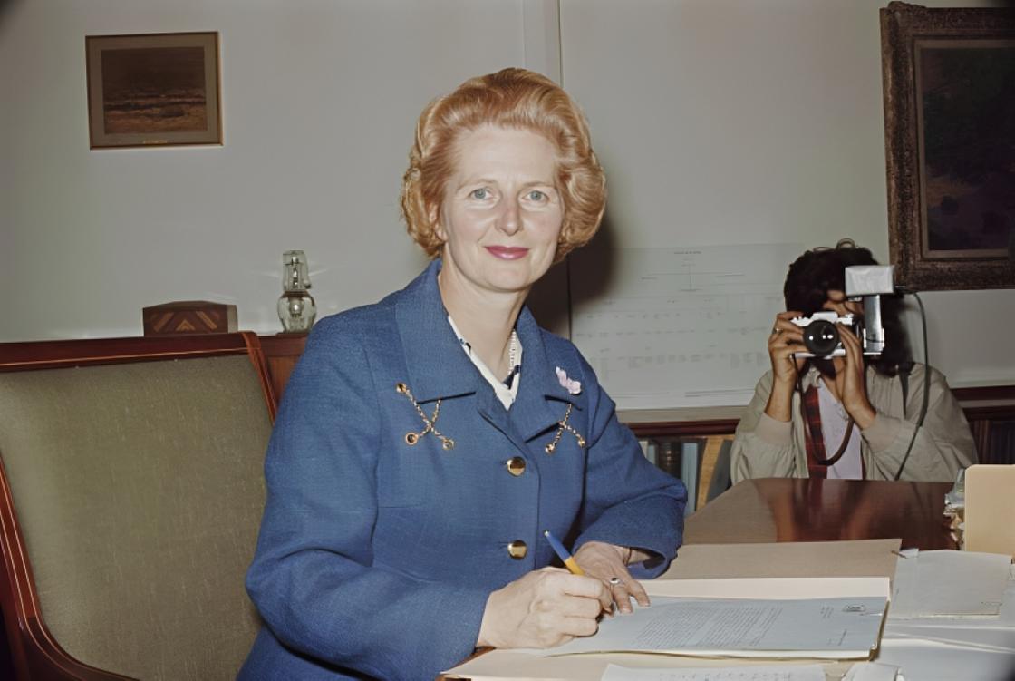 Маргарет Тэтчер сидит за рабочим столом в кабинете