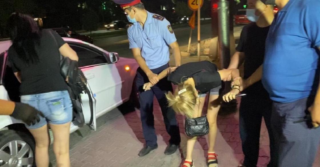Пойманные на улице проститутки возмутились, что им не дают работать в Шымкенте (фото)