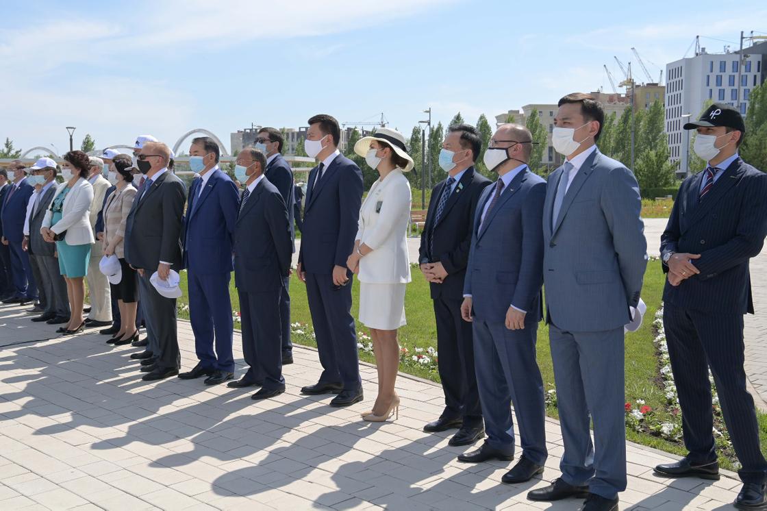 Гости на церемонии открытия памятника Нурсултану Назарбаеву