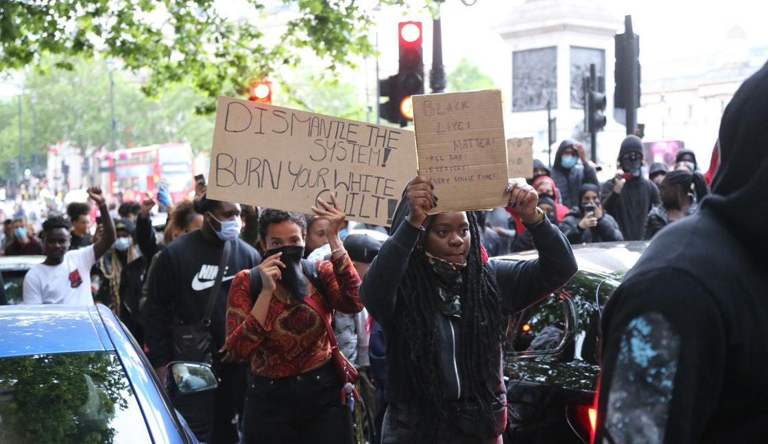 Протестующие осадили резиденцию премьера Великобритании в Лондоне (видео)