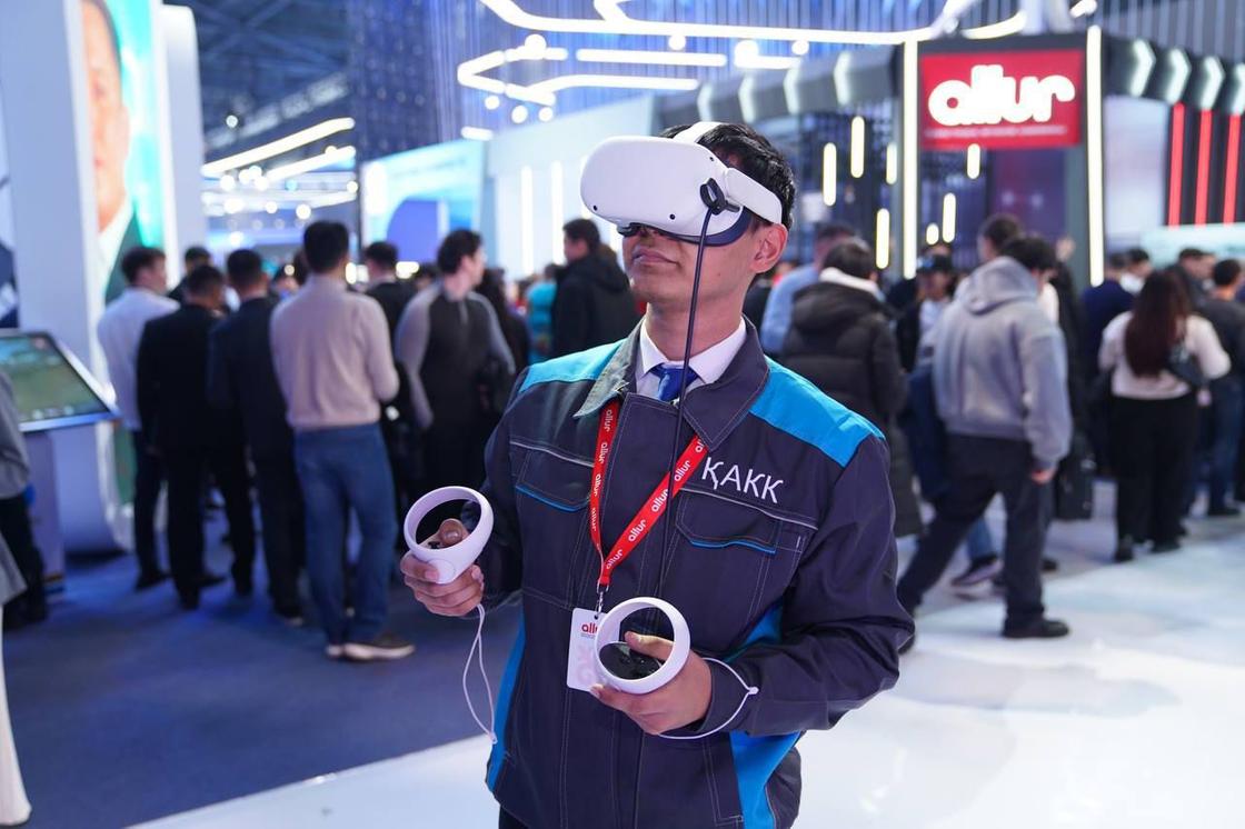 Мужчина в VR-очках